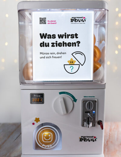 Gacha-Automat von sags kawaii mit einem neugierig machenden Motiv
