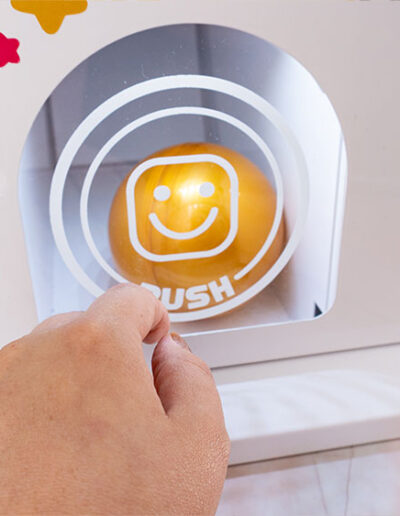 Goldene Kapsel aus einem Gacha-Automaten von sags kawaii entnehmen