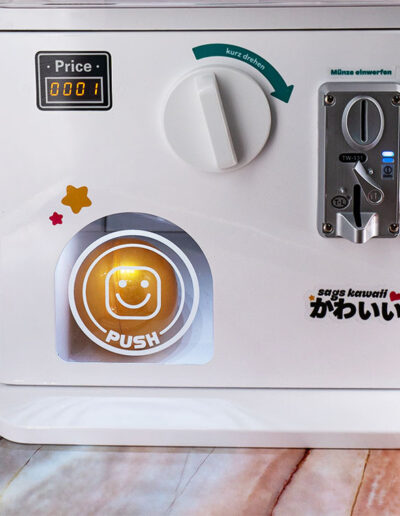 Nahansicht eines Kapselautomat von sags kawaii
